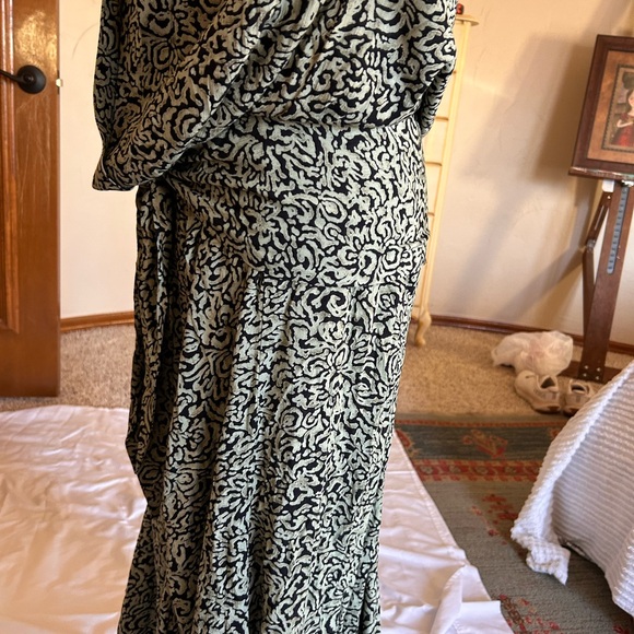 Vintage 90s Carole Little Black and Cream swing dress, cinched hip Size 12 - Picture 8 of 15